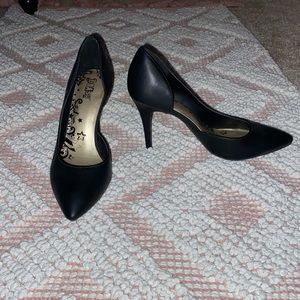 Black pumps